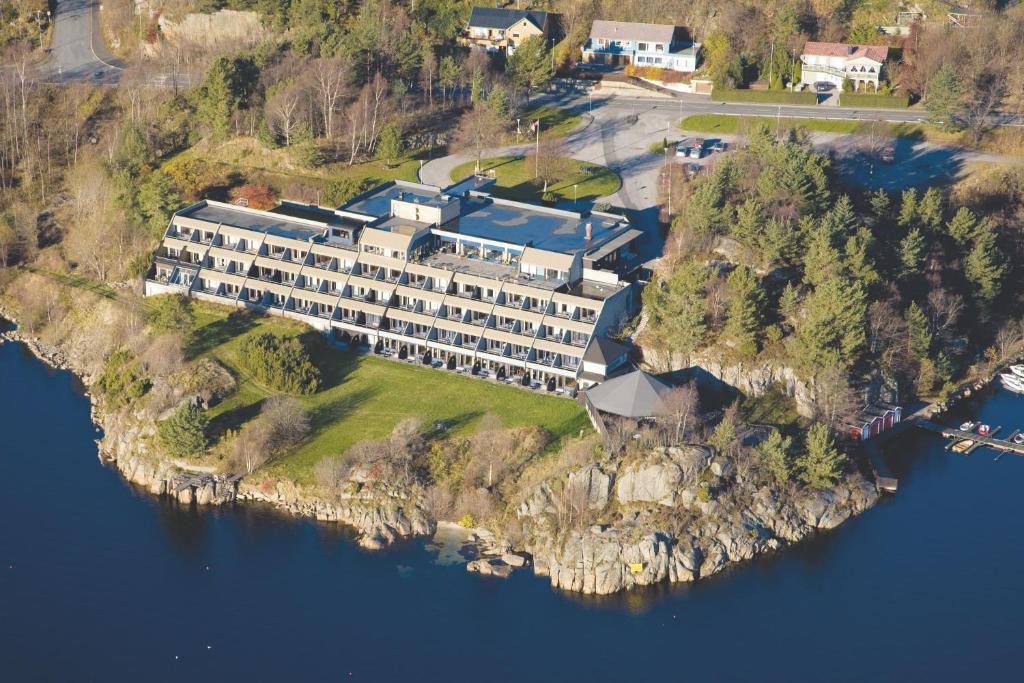 法尔松法松德福约德酒店的水面上一座岛上建筑的空中景观