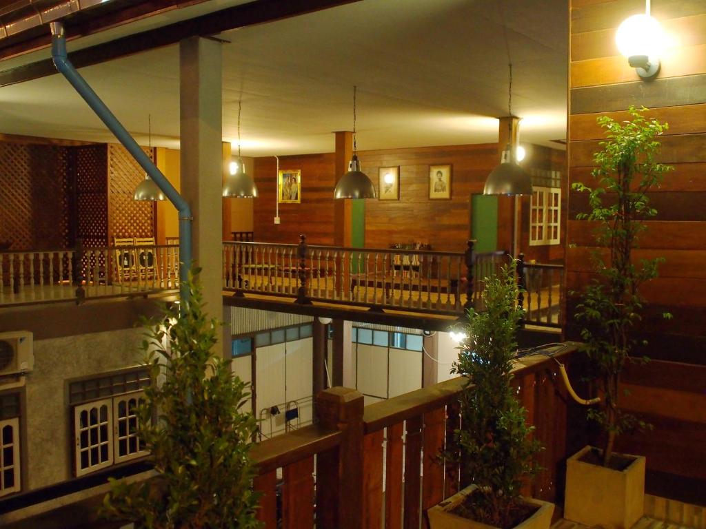 大城科姆昂旅馆的建筑中种植盆栽的大房间