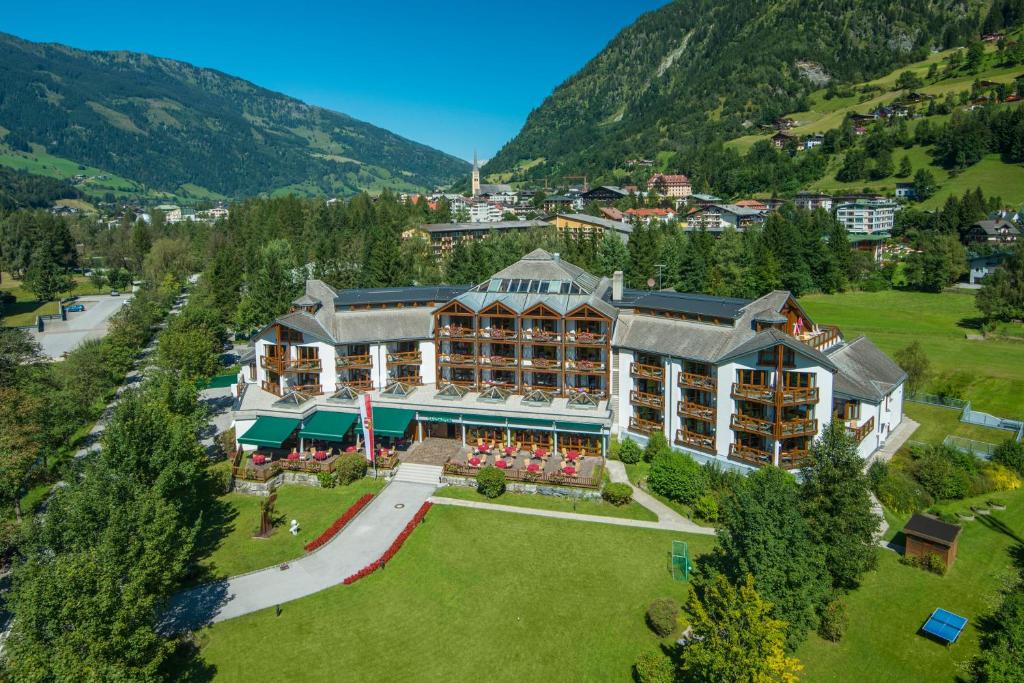 巴特霍夫加施泰因Hotel Das Gastein - ganzjährig inklusive Alpentherme Gastein & Sommersaison inklusive Gasteiner Bergbahnen的享有度假胜地的空中景致,以山脉为背景