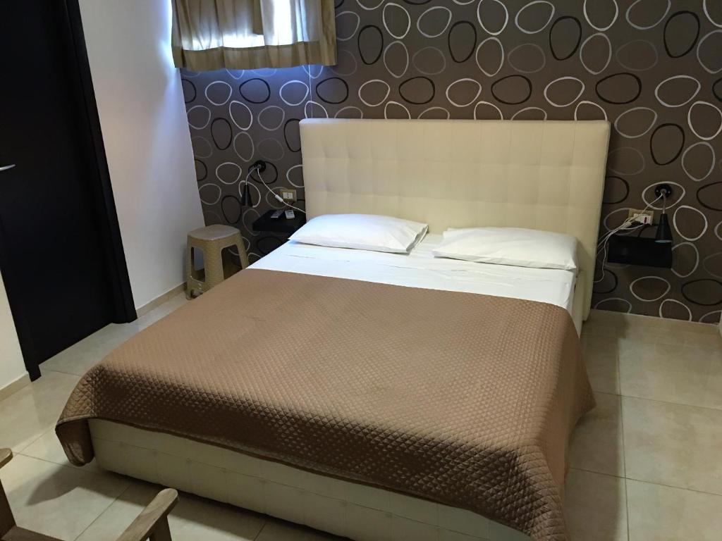 那不勒斯特拉扎帕腾匹亚公寓的一间卧室,卧室内配有一张大床