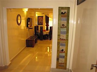 科洛里加巴里公寓的走廊上墙上有一间钟的房间