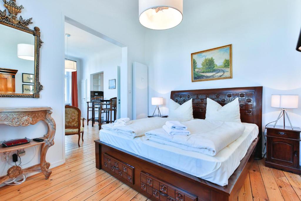 吕贝克Riverside Apartments的一间卧室配有一张带白色床单的大床