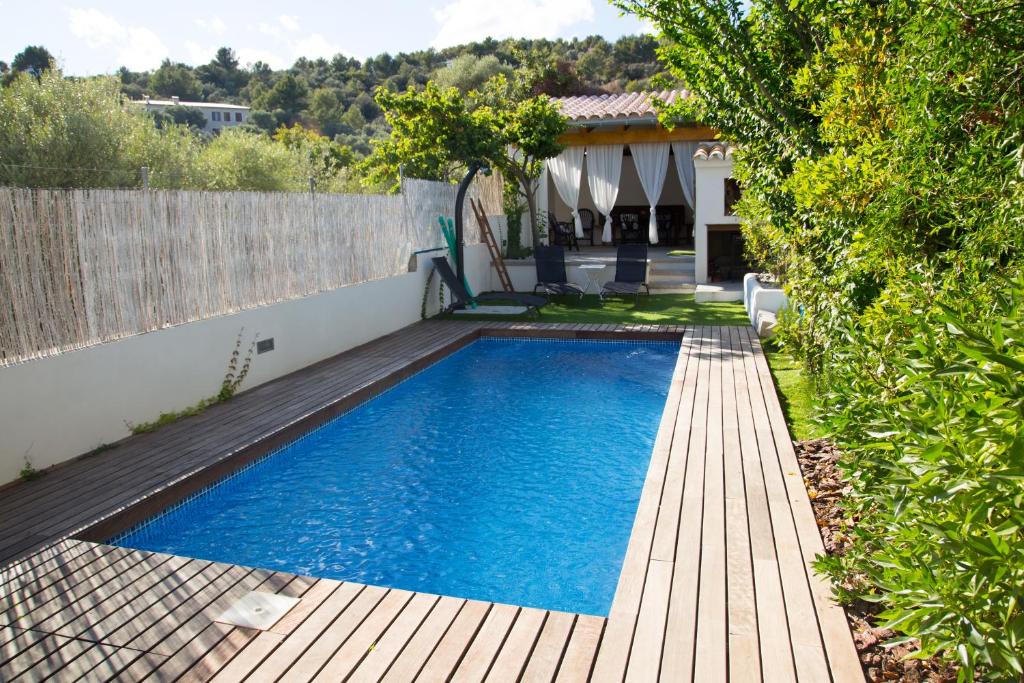 塞尔瓦卡萨哥马度假屋的后院的游泳池,设有木甲板
