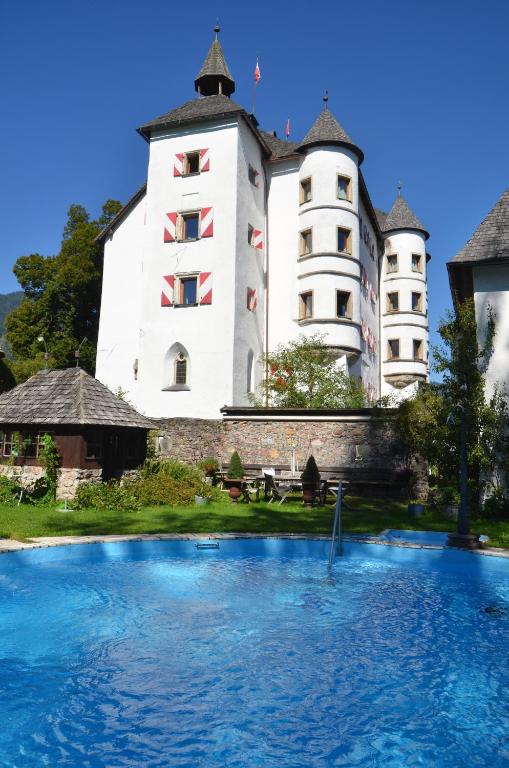 基茨比厄尔附近赖特慕尼克奥城堡酒店的一座建筑前面设有游泳池