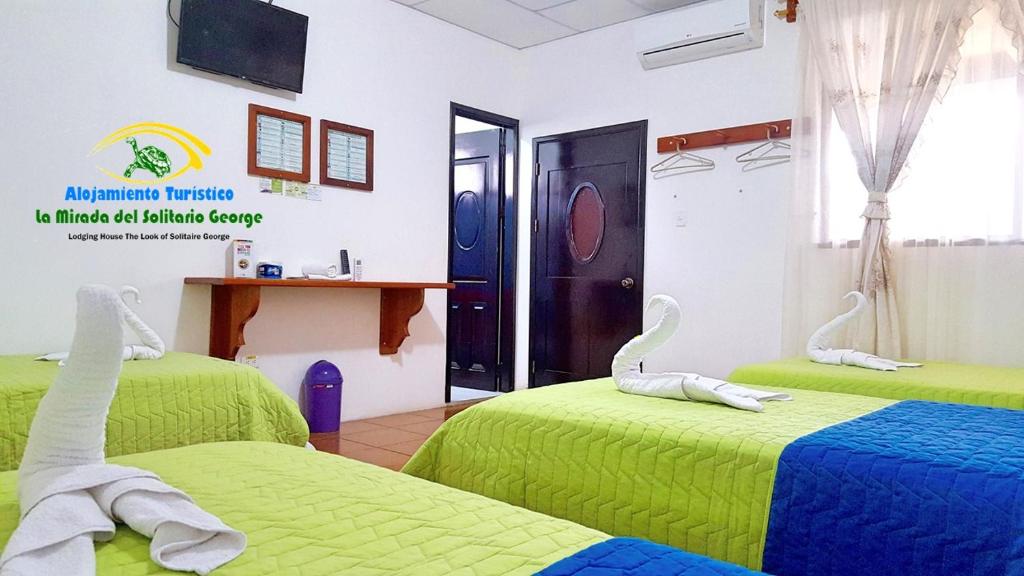 阿约拉港米拉达索力塔乔治旅舍的客房 - 带两张带绿床单的床