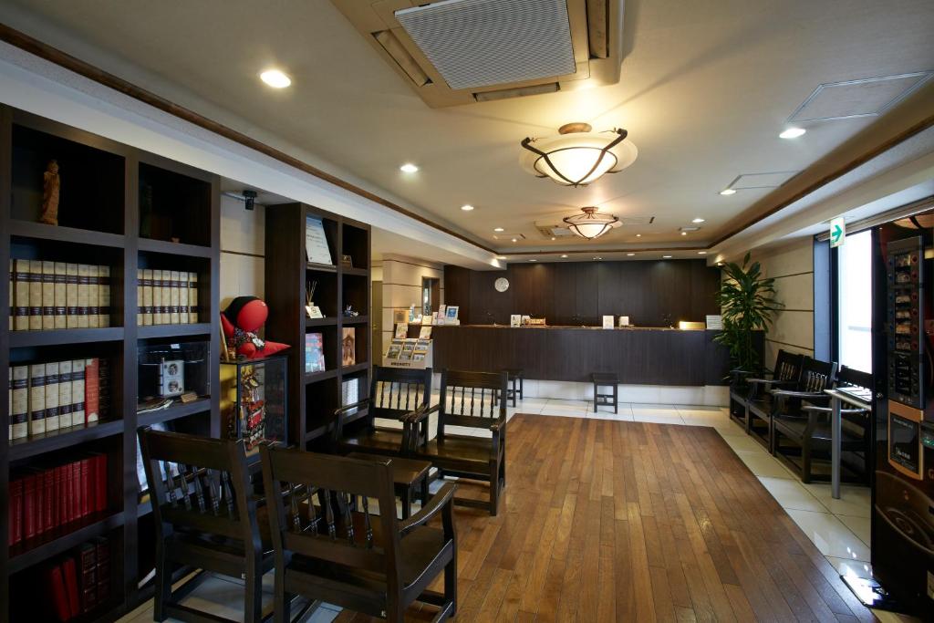 高山高山田园酒店的一个带椅子的沙龙和客房内的酒吧