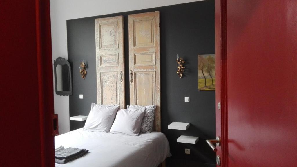 布鲁塞尔维拉36号住宿加早餐旅馆的一间卧室设有一张床和一扇红色的门
