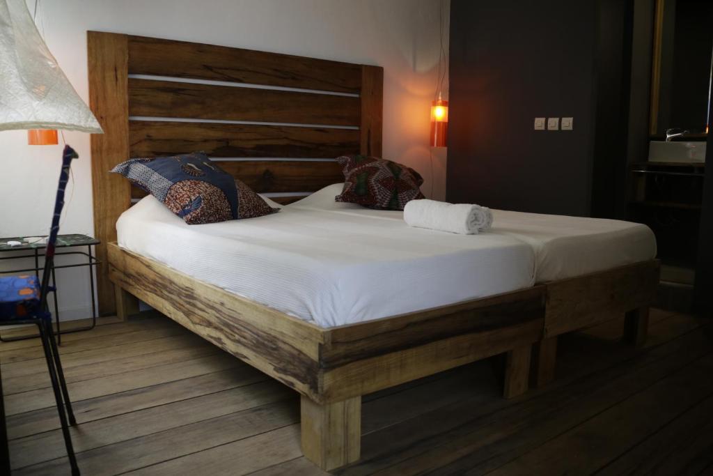 圣路易斯斯基酒店的一间卧室配有一张大床和木制床头板
