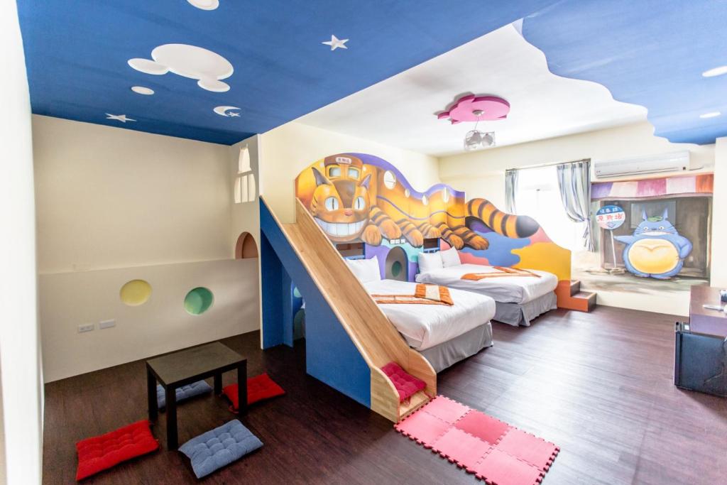 恒春古城原漾旅店的一间儿童间,配有一张火车壁画