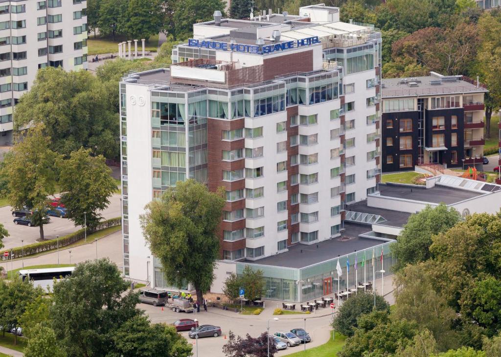 里加Riga Islande Hotel with FREE Parking的享有白色大建筑的空中景致
