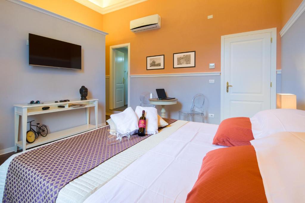 佛罗伦萨圣加洛79号住宿加早餐旅馆的卧室配有一张大床,墙上配有电视