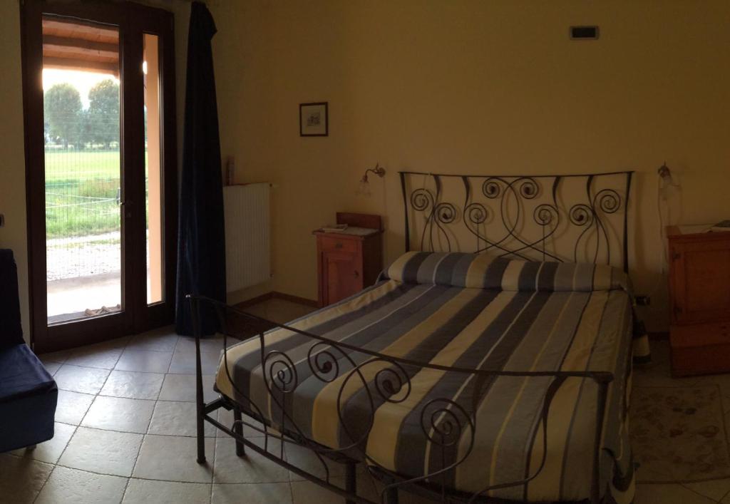 布亚Agriturismo San Floreano的一间卧室配有一张床,享有田野美景