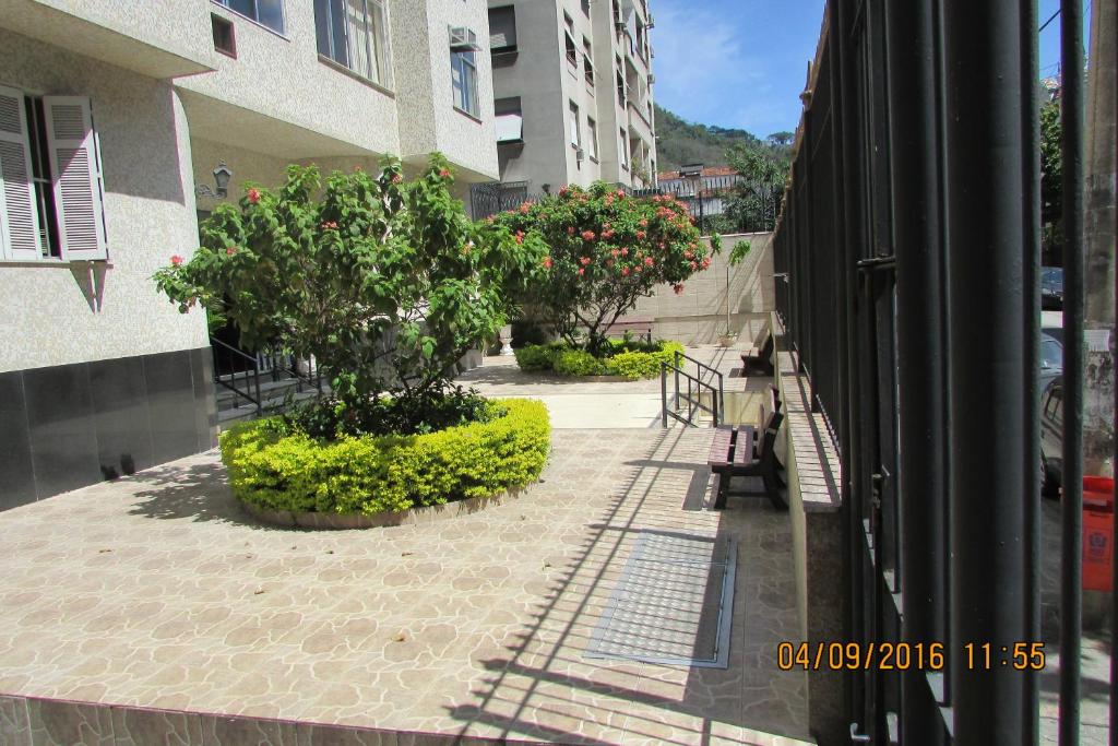 里约热内卢Conforto Carioca Gloria的从树木繁茂的庭院的窗户欣赏美景