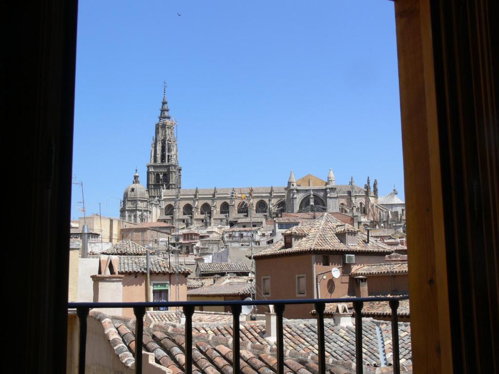 托莱多波索阿马尔戈公寓的从大教堂城市的窗户欣赏美景