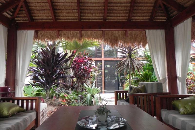 阿格奈什沃特森林小屋：巴厘风情酒店的客厅配有桌子和一些植物