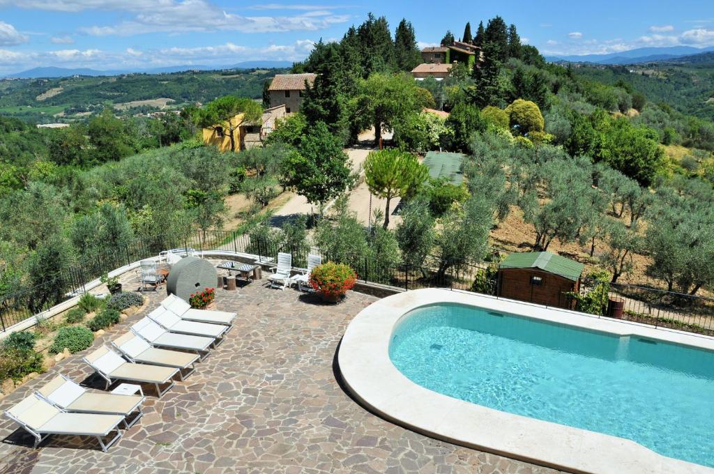 佩萨河谷塔瓦内莱Agriturismo La Villa Romita的一个带躺椅的游泳池,一个度假村
