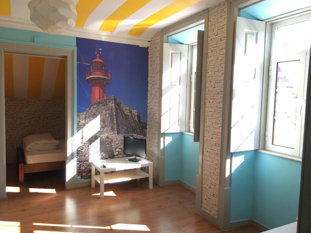 菲盖拉-达福什Meeting Hostel的墙上挂着灯塔壁画的房间