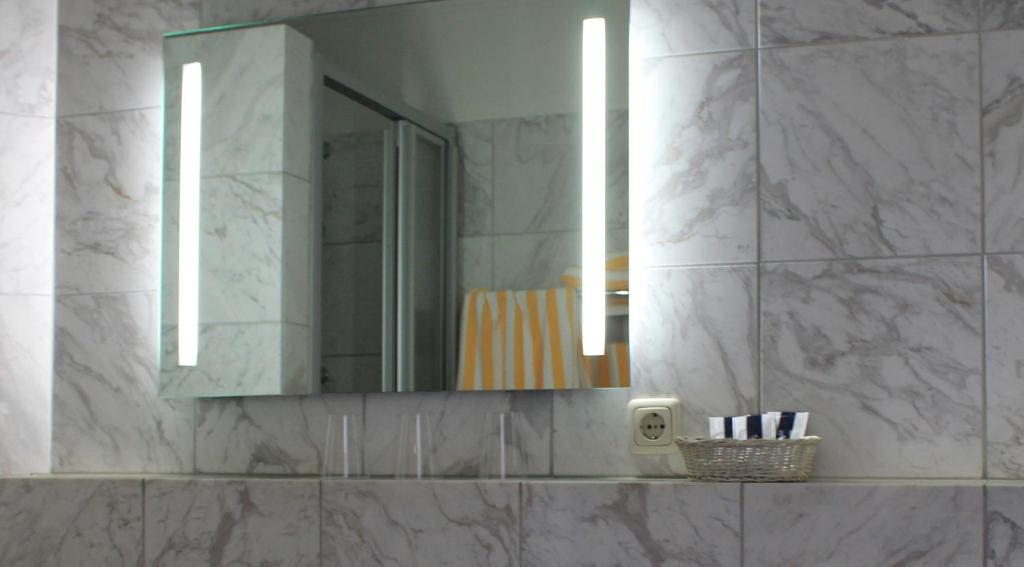 吕贝克瓦柯尼特兹布里克酒店的一间带镜子和水槽的浴室