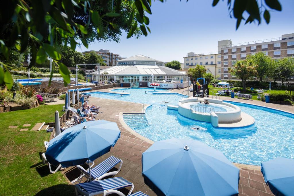 圣救世主西摩莫顿酒店的一个带遮阳伞的水上公园的游泳池