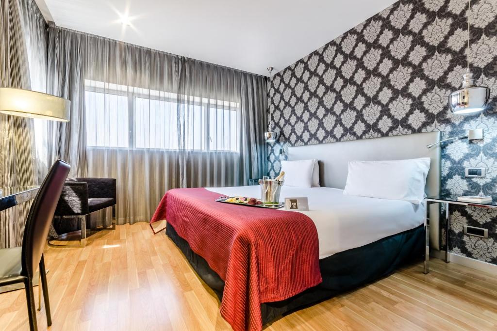 巴贝拉德尔瓦勒斯欧洲之星行政酒店的酒店客房,配有一张带红色毯子的床
