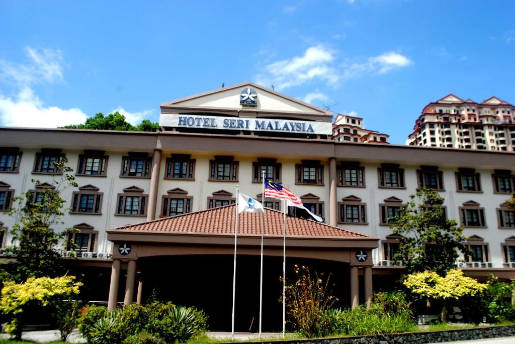 云顶高原马来西亚云顶高原斯里酒店的大楼前的酒店标志