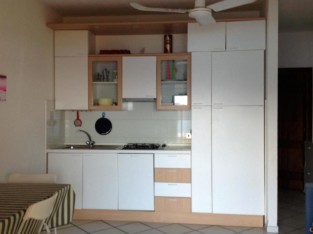 帕劳Casa Debby的厨房配有白色橱柜和水槽