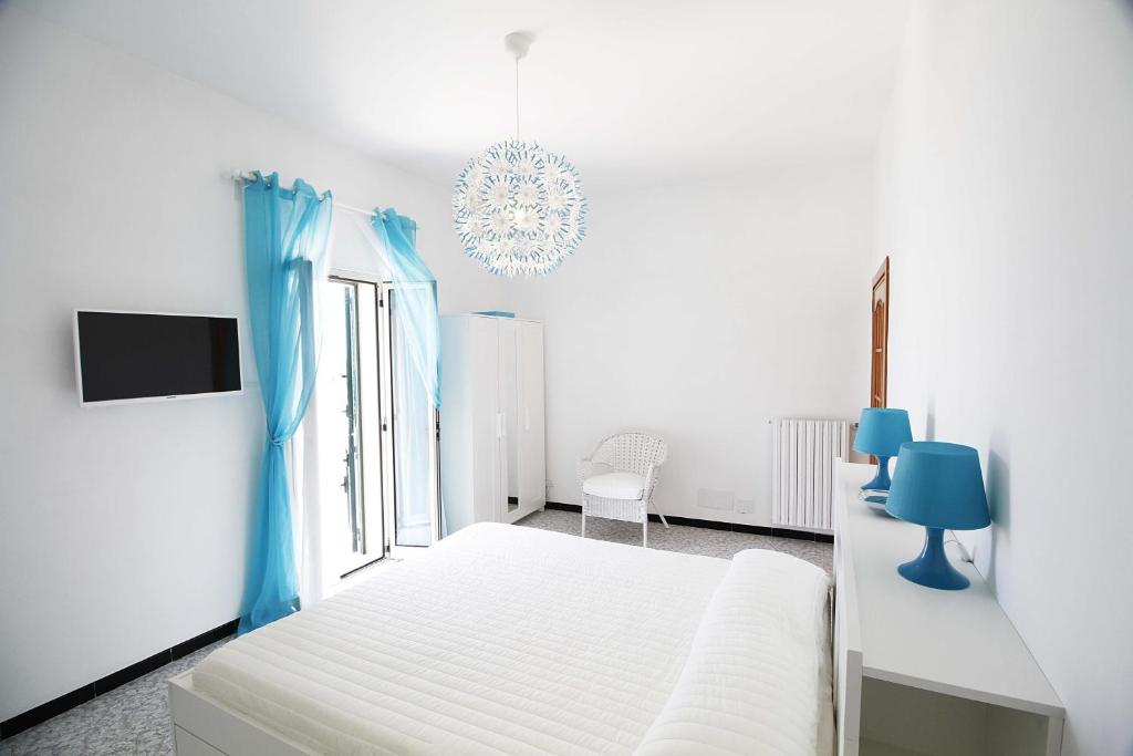 莫诺波利Casa Camilla的白色的卧室设有床和窗户