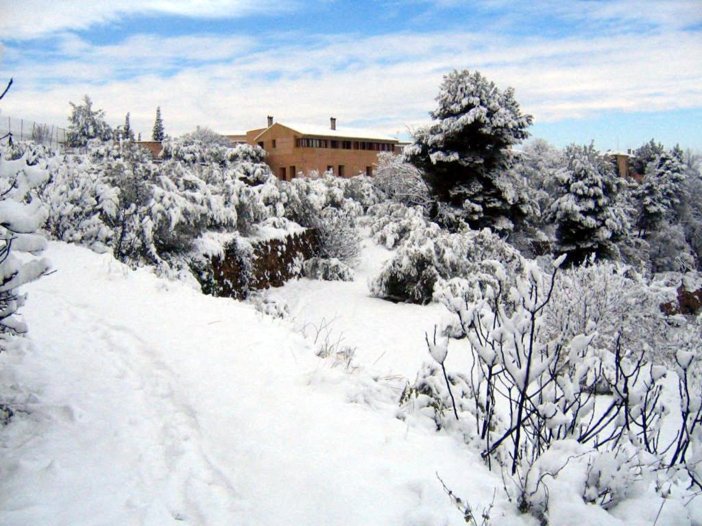 莱图尔Casas Rurales El Parador的房屋前有雪覆盖的道路