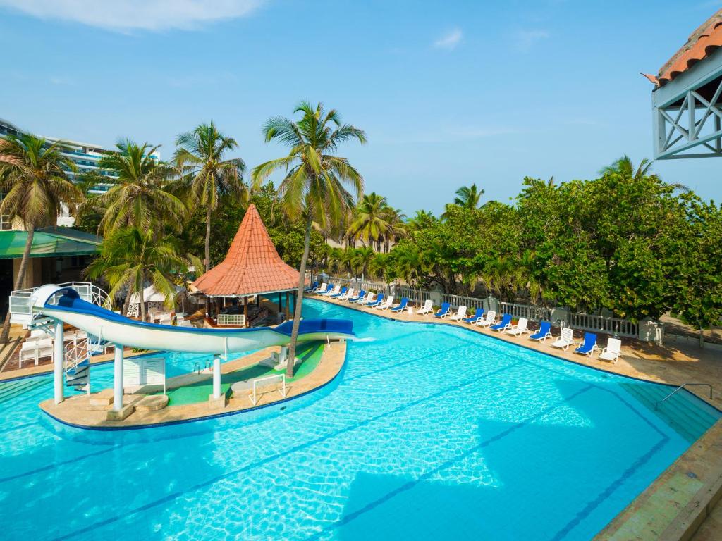 卡塔赫纳拉斯美洲卡萨德普拉亚酒店的度假村的游泳池,带水滑梯