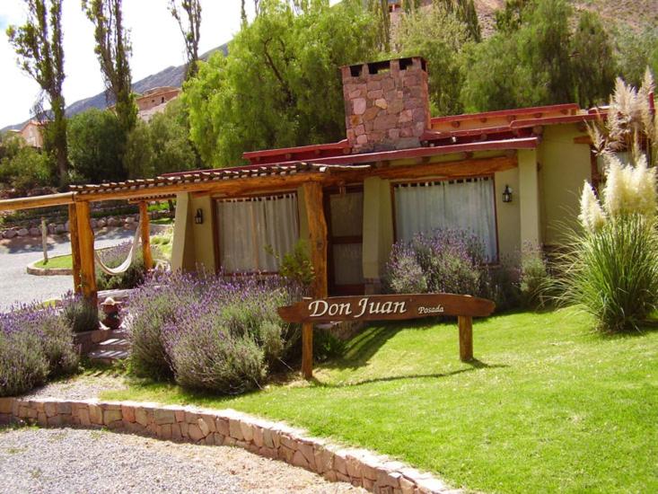 蒂尔卡拉Posada Don Juan的一个小房子前面的一个标志