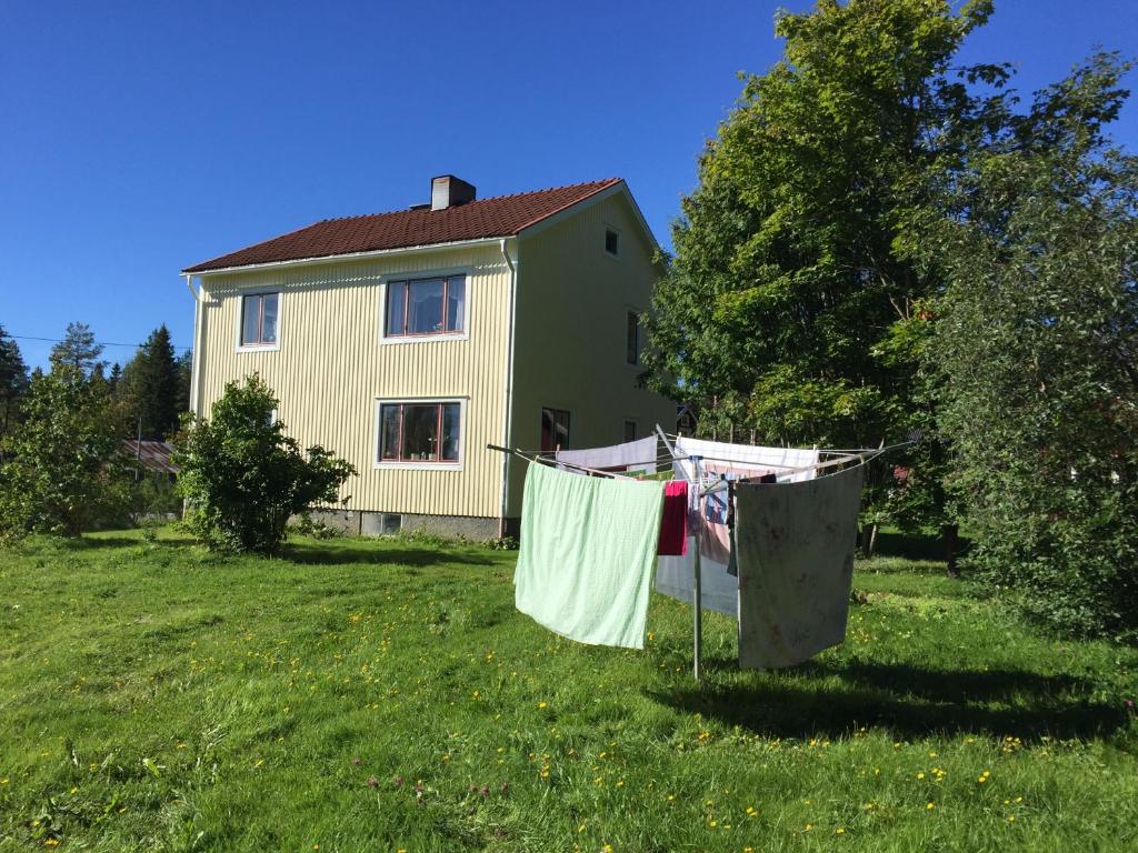 BurträskVilla Insikt Pensionat & Kursgård的院子里衣服晾干的房子
