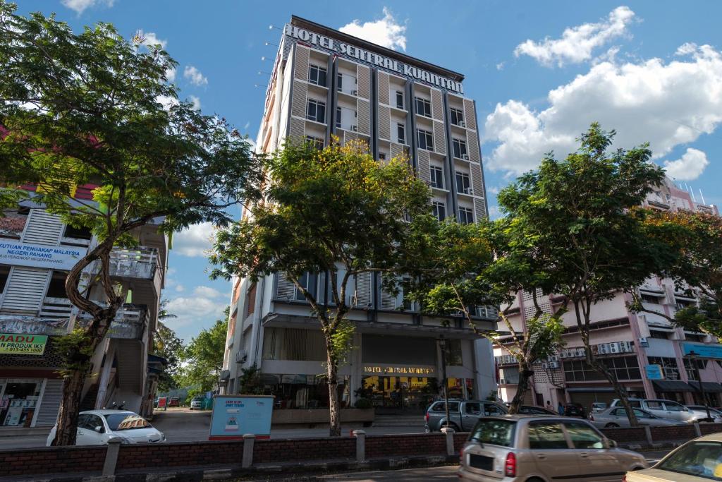 关丹Hotel Sentral Kuantan @ Riverview City Centre的城市街道上一座高大的汽车建筑