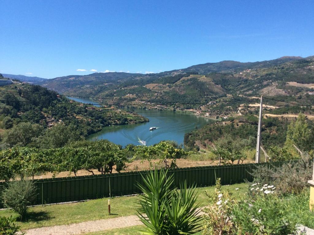 雷森迪Casal de Pene的从山丘上欣赏河流美景