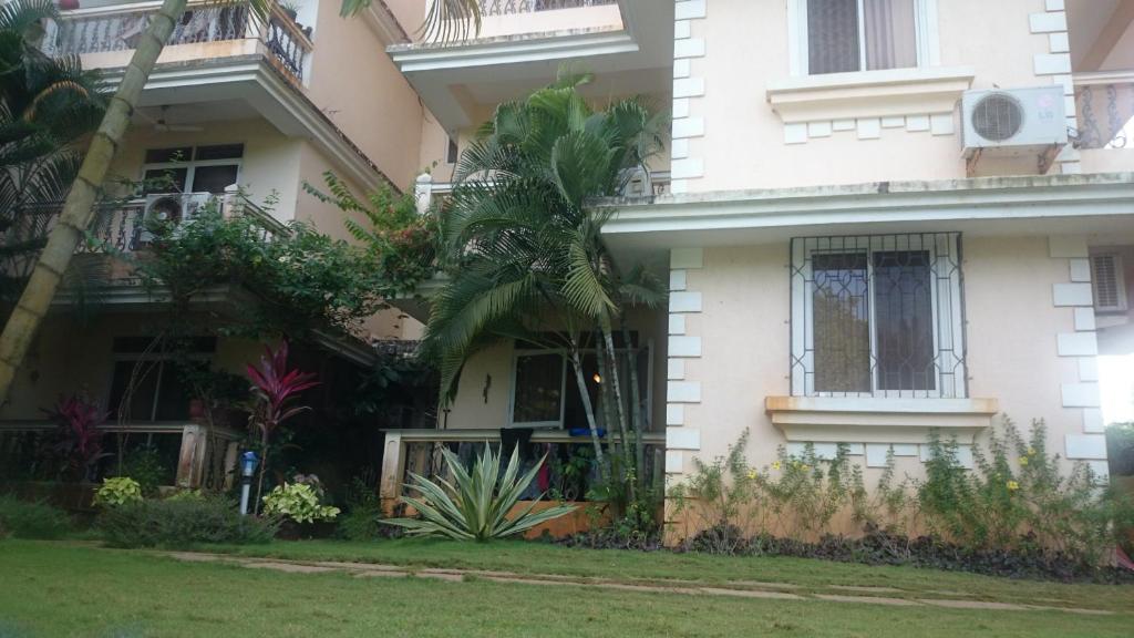 瓦尔恰Justin Apartment的前面有棕榈树的白色房子