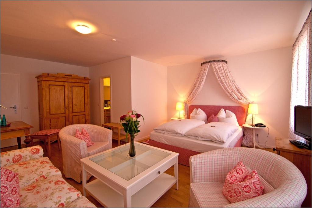 施罗本豪森施罗本豪森布劳农家老城酒店的一间卧室配有一张床、两把椅子和一张桌子