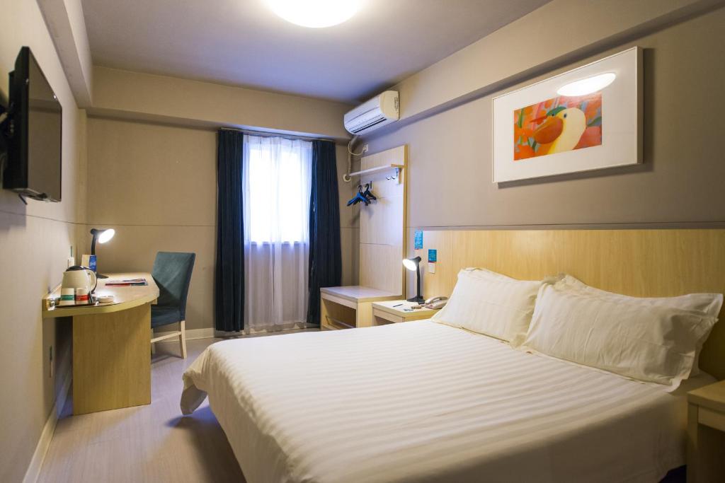 上海锦江之星上海杨浦大桥酒店的酒店客房设有床和窗户。