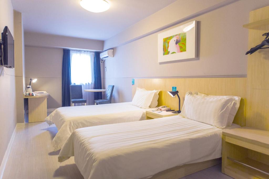 哈尔滨锦江之星哈尔滨西大直街酒店的酒店客房设有两张床和窗户。