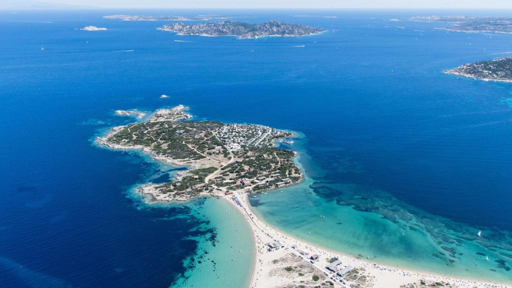 波多博罗Isola dei Gabbiani - Land of water的海洋岛屿的空中景观