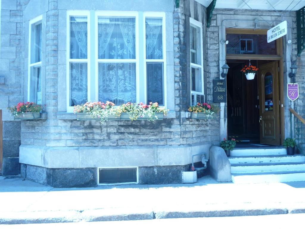 魁北克市德默斯之家宾馆的两扇窗户和鲜花的建筑