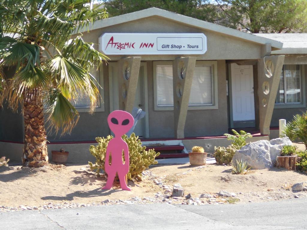比蒂比提近死亡谷原子汽车旅馆的一座房子前面的粉红色章鱼雕像
