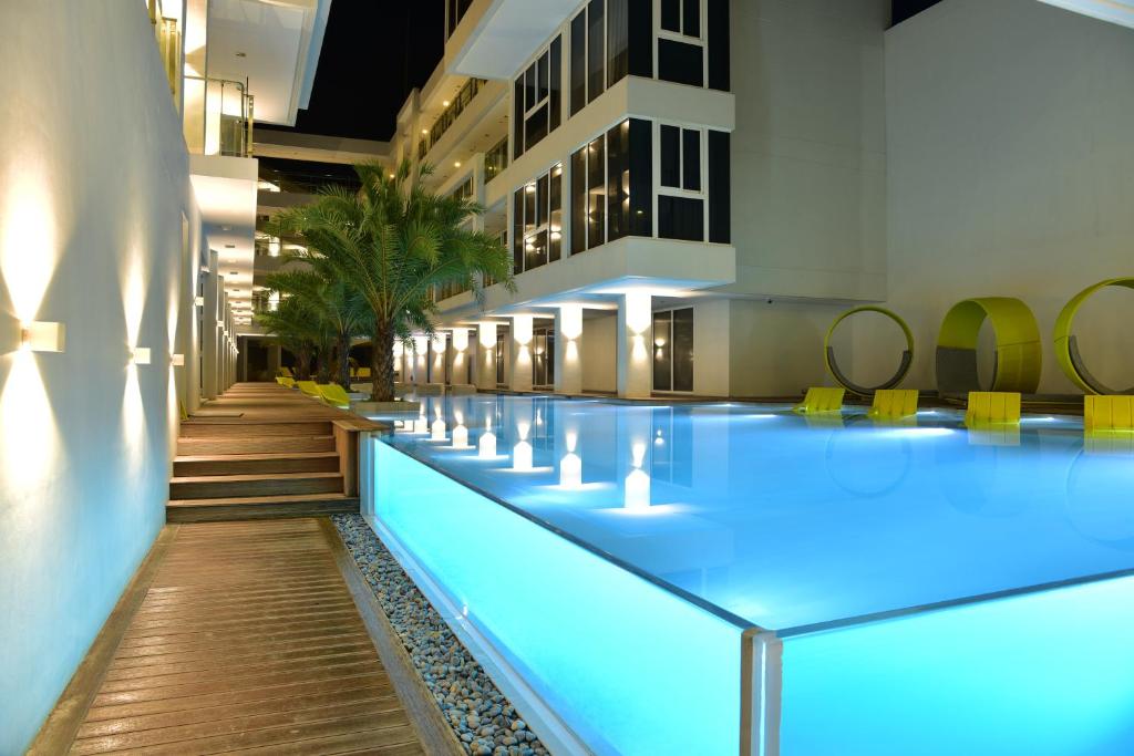 长滩岛柯伦特阿斯托里亚酒店的蓝色灯光的建筑中的游泳池