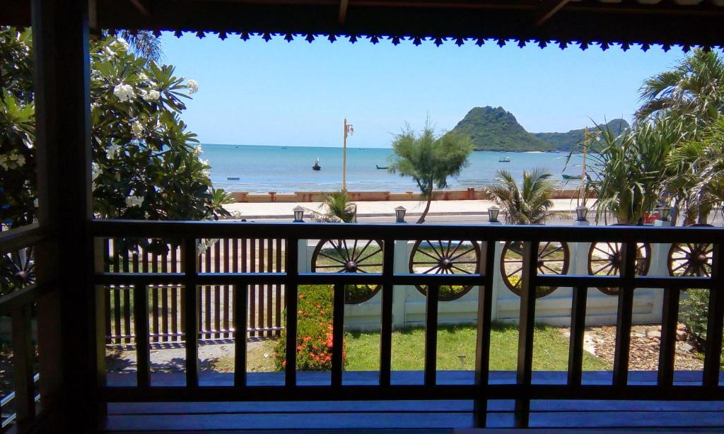 班武里府SeeSea Thai wooden house on beachfront的从度假村的阳台上可欣赏到海滩景色