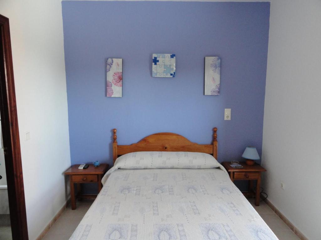 奇克拉纳－德拉弗龙特拉拉坎帕旅馆的一间蓝色卧室,配有床和两张床头柜