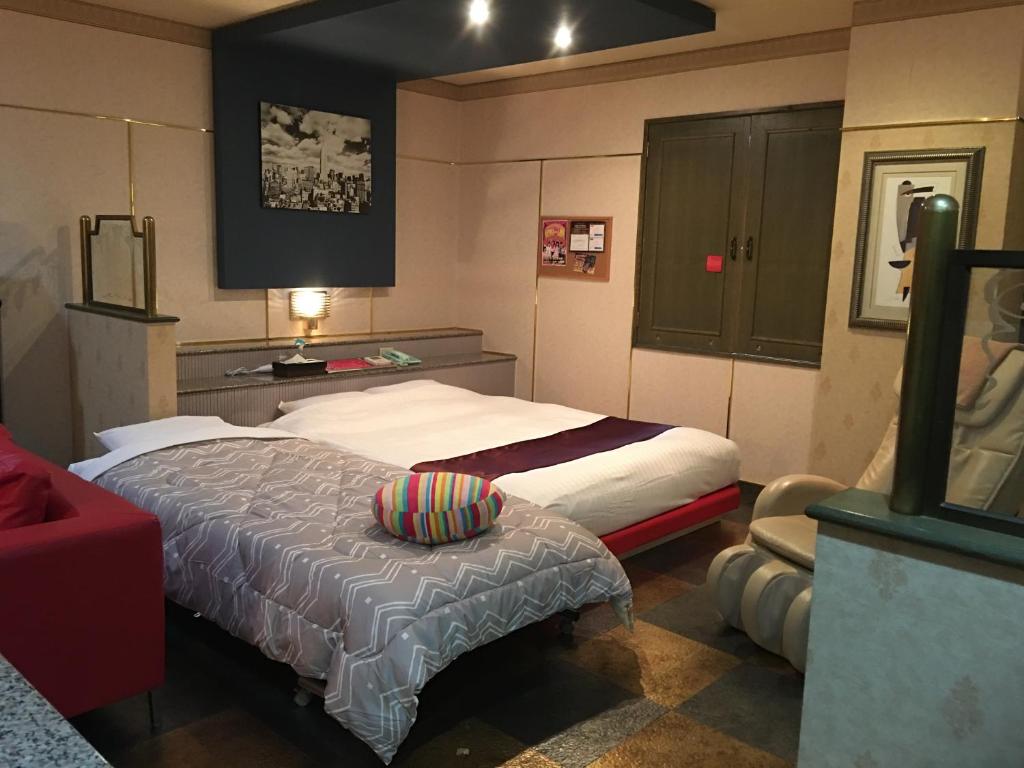 滨松幻想情趣酒店（仅限成人入住）的一间卧室配有一张床和一把椅子