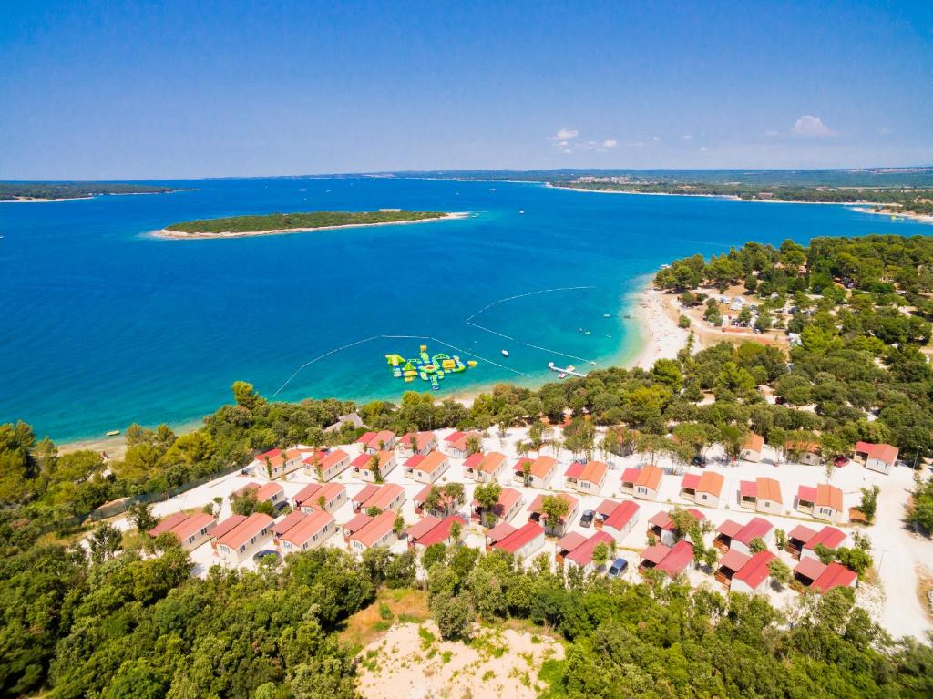 普拉Brioni Sunny Camping by Valamar的海滩上的度假村的空中景观