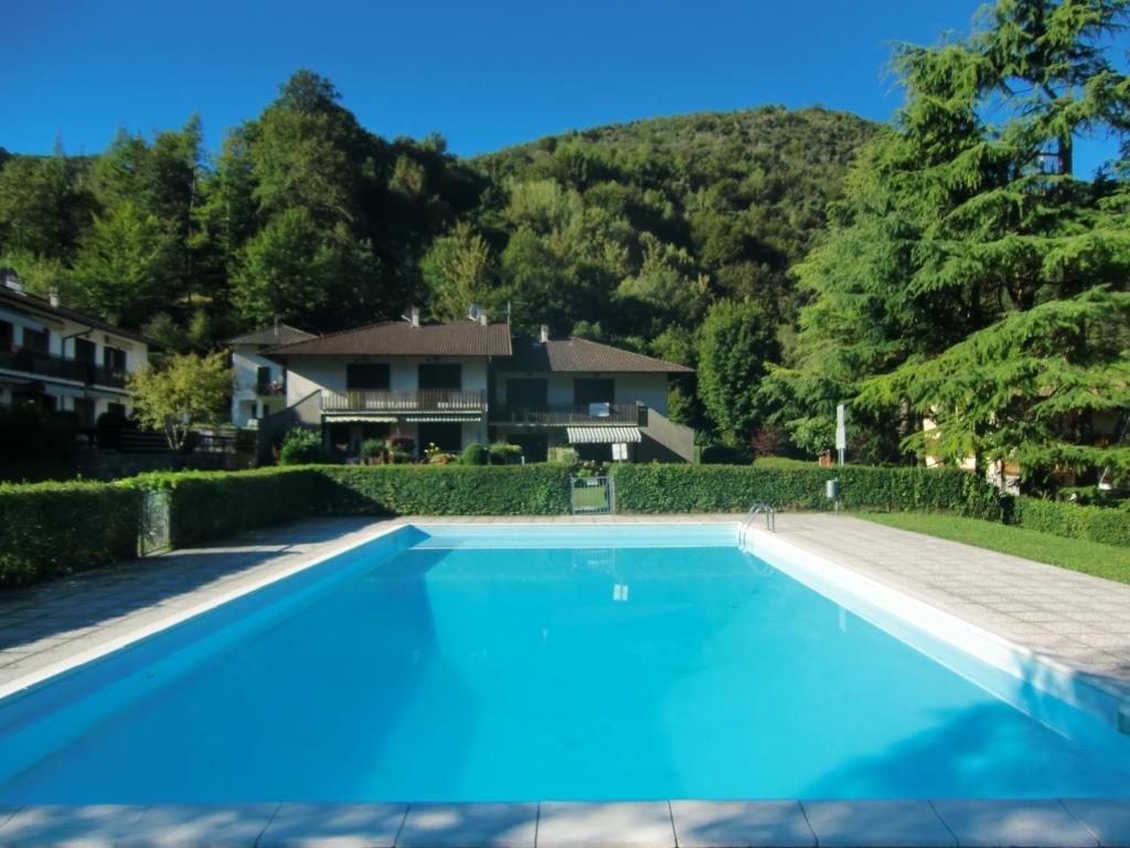 莫利纳迪莱德罗Appartamento Belvedere的房子前面的蓝色游泳池