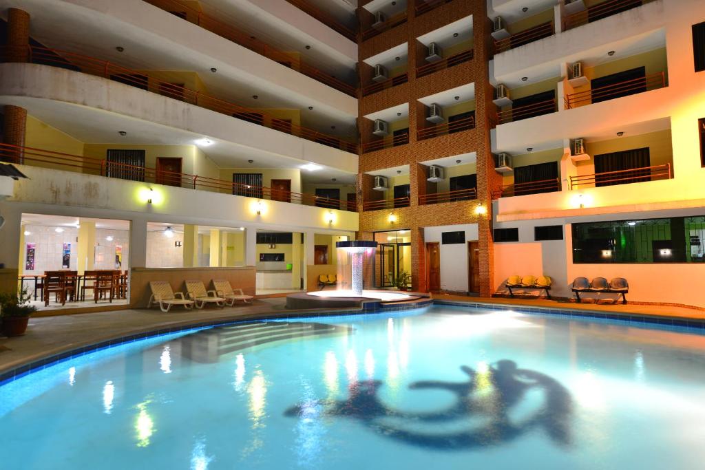 阿塔卡梅斯阿尔迪酒店的酒店大堂的大型游泳池