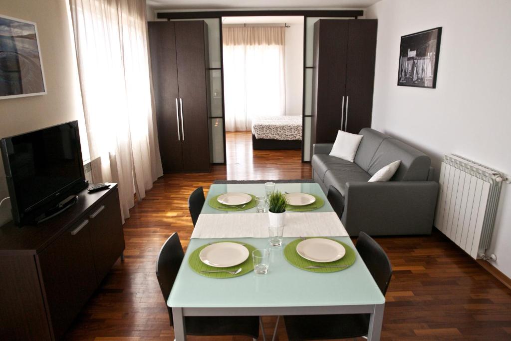 的里雅斯特乐特拉萨住宅酒店的客厅配有桌子和沙发