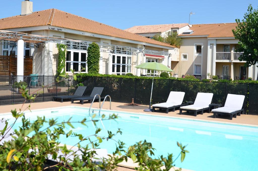 阿尔勒马斯德斯彭兹德阿莱斯酒店的一座房子旁带躺椅的游泳池