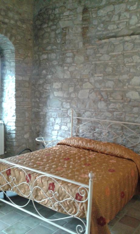 DelicetoResidenza Sant'Antonio的石墙房间内的一张床位